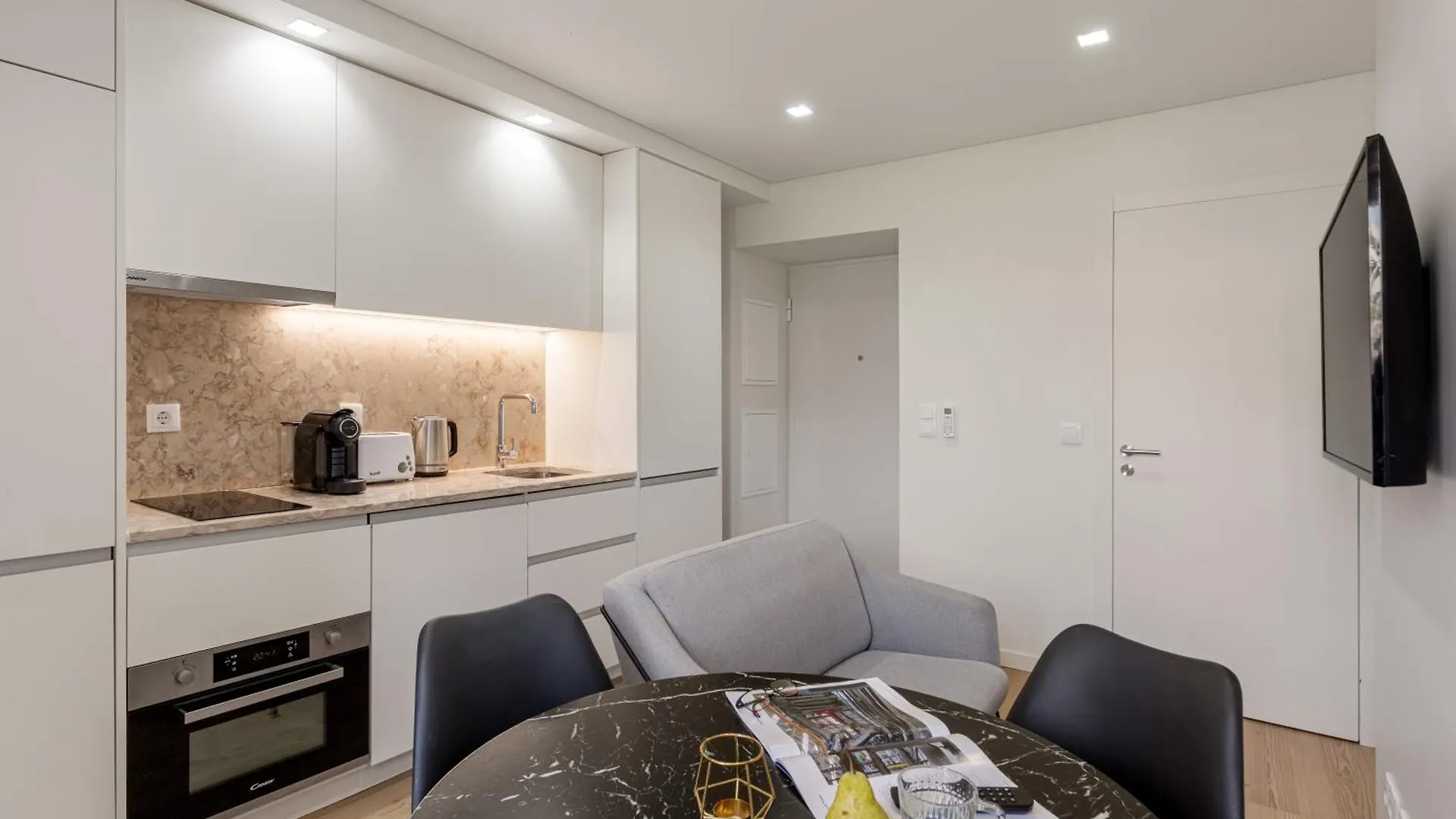 Charm Studio - Lisbon Getaway Apartment